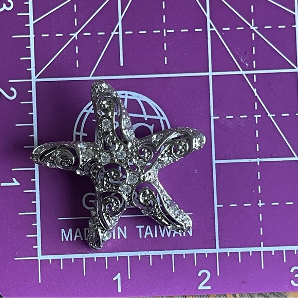 Vintage Star Fish Brooch Silver Tone Enamel & Clear Rhinestone Crystals - Picture 6 of 6